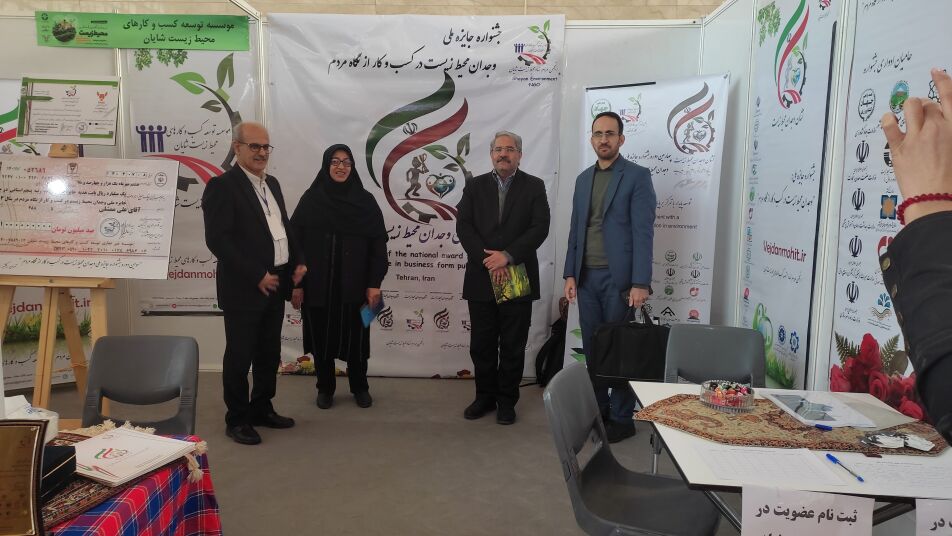 حضور سرکارخانم ترابی معاون انسانی و آقای لاهیجان زاده معاون دریای وآقای طاهری رییس مرکزملی هوا وتغییراقلیم 