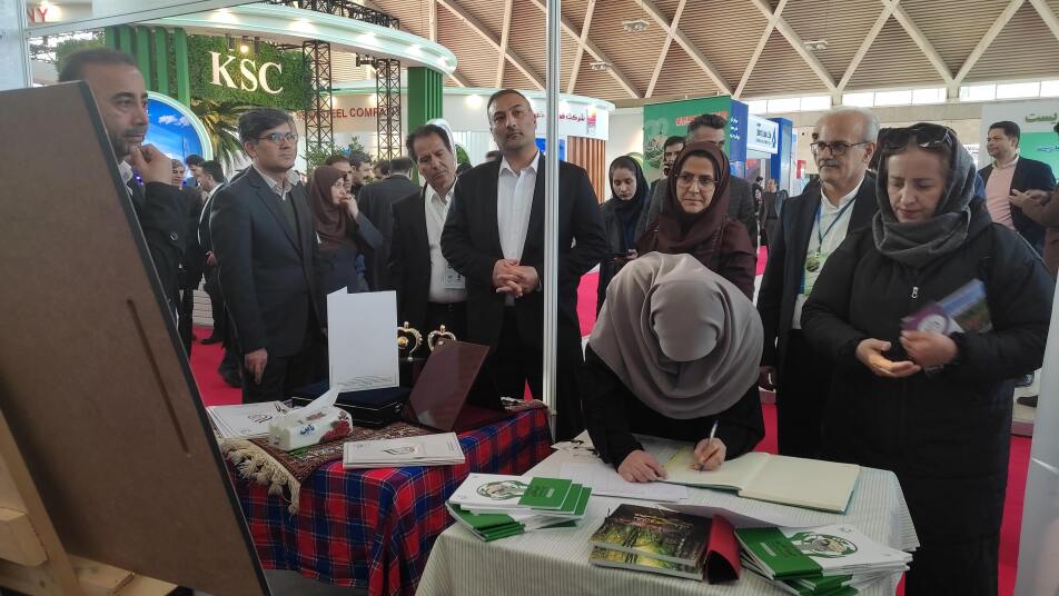 نوشتن دفتر یادبود انجمن محیط توسط معاون رییس جمهور و رییس سازمان محیط زیست 